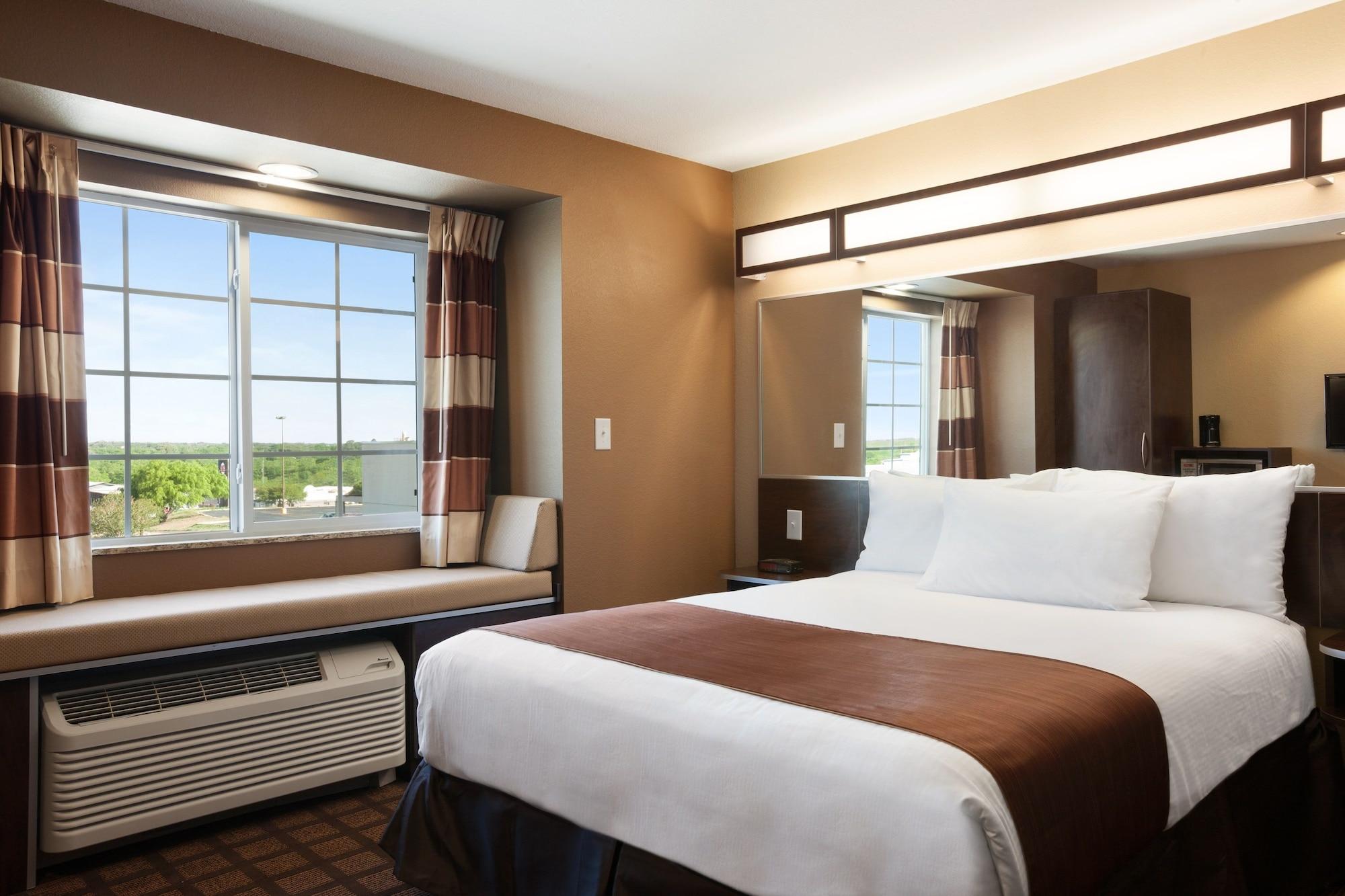 Microtel Inn & Suites By Wyndham Мидленд Экстерьер фото